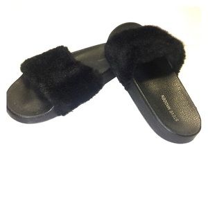 Steve Madden black faux fur slides